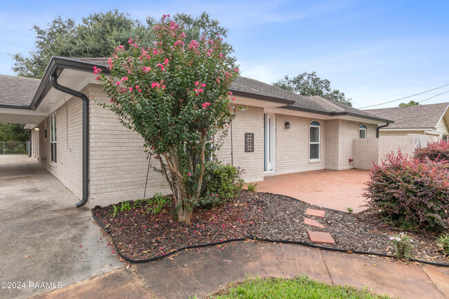 218 Debby Dr in Lafayette, LA - Foto de edificio - Building Photo