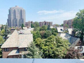 75-40 Austin St in Queens, NY - Building Photo - Building Photo