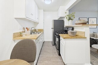 Roscoe Terrace in Canoga Park, CA - Foto de edificio - Building Photo