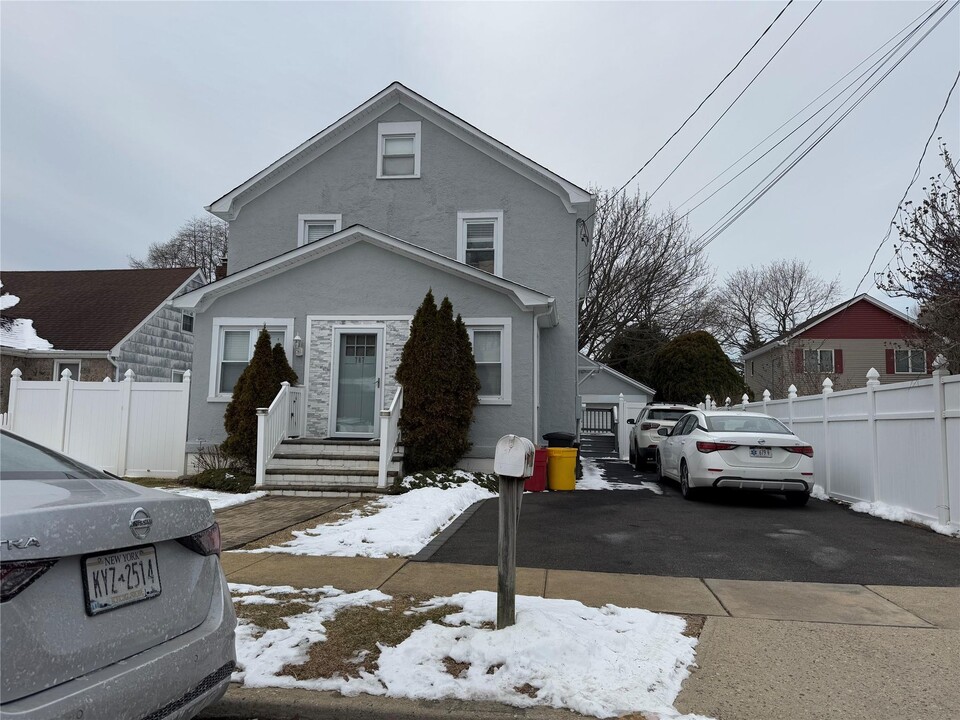 787 Clocks Blvd in Massapequa, NY - Building Photo