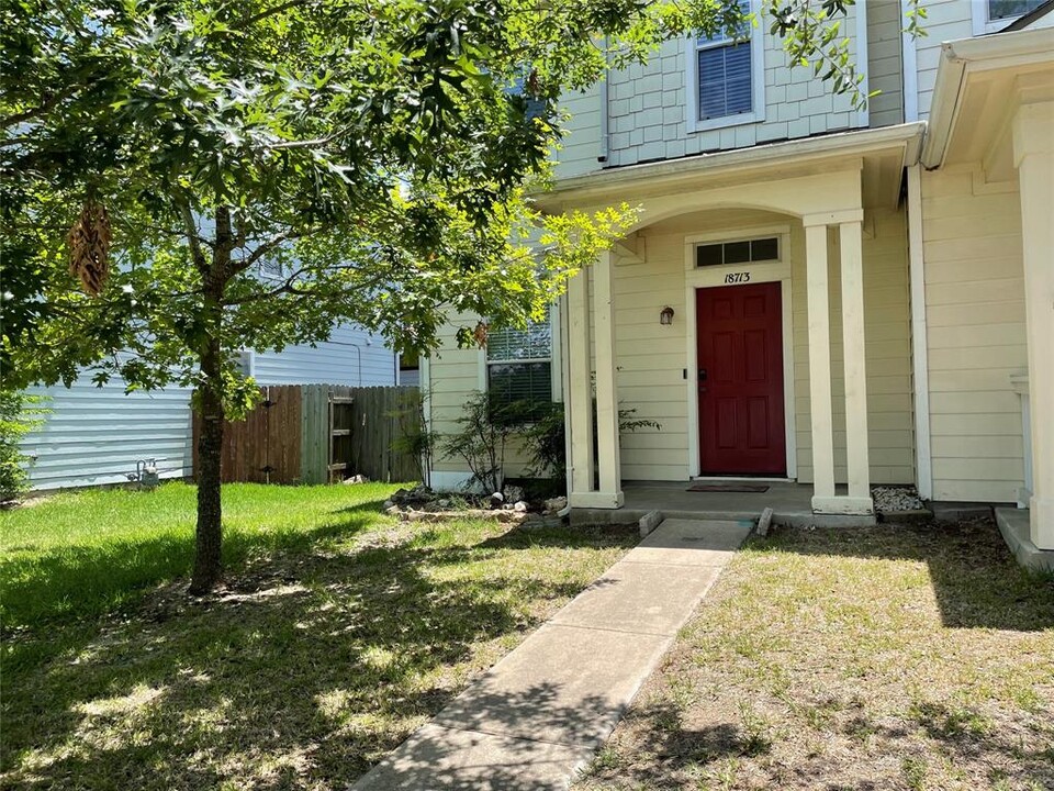 18713 Golden Eagle Way in Elgin, TX - Foto de edificio