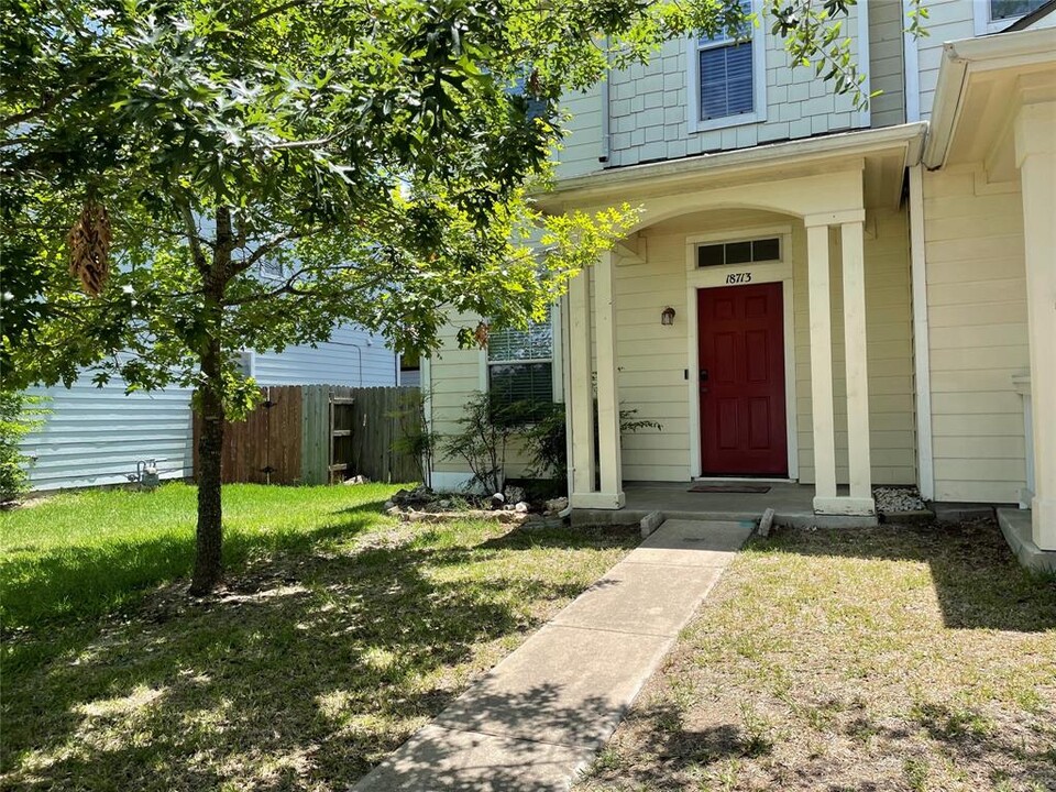 18713 Golden Eagle Way in Elgin, TX - Building Photo