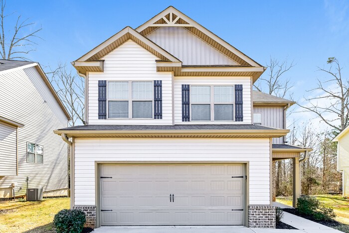 1004 Allegiance Dr in Locust Grove, GA - Foto de edificio