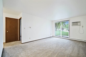 Marquette Highland Apts, LLC in Appleton, WI - Building Photo - Building Photo