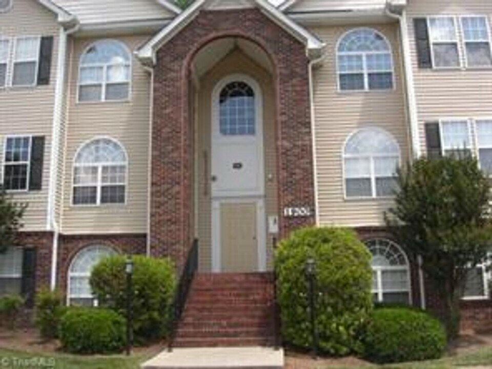 1912 Salem Bluff Dr in Winston-Salem, NC - Building Photo