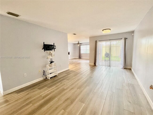 9251 NW 55th St in Sunrise, FL - Building Photo - Building Photo