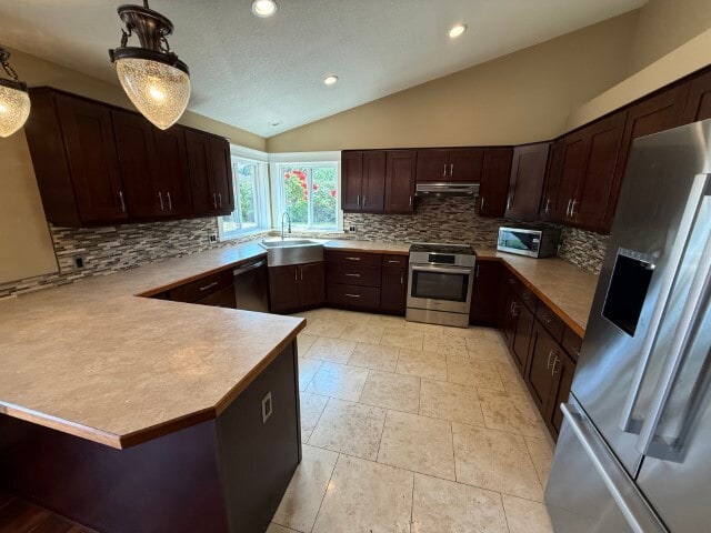 property at 595 Hawthorne Rise