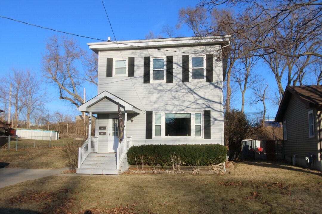 609 Blakely St in Woodstock, IL - Building Photo