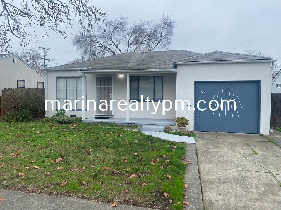 741 Rosewood Ave in Vallejo, CA - Foto de edificio