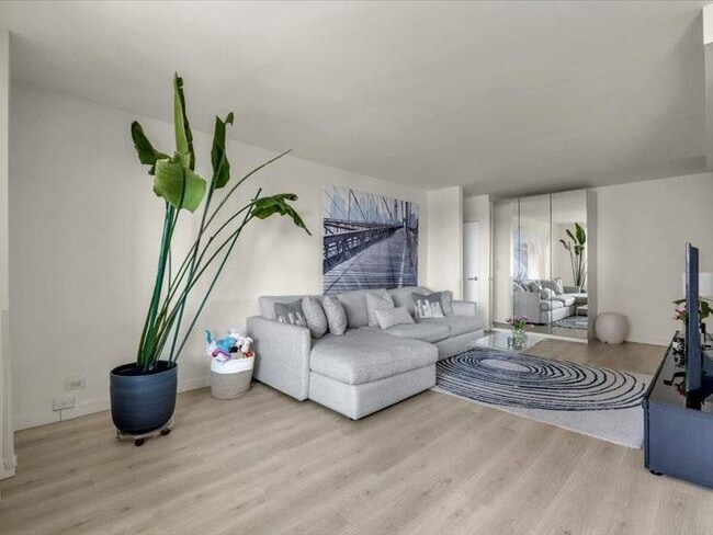 property at 2915 W 5th St