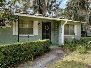 703 NE 6th Pl in Gainesville, FL - Foto de edificio - Building Photo