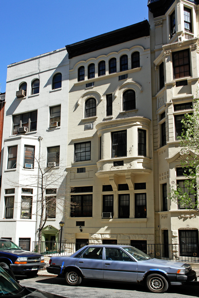 25-12 82nd Street in New York, NY - Foto de edificio - Building Photo