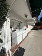 10814-10818 Blix St in Los Angeles, CA - Foto de edificio - Building Photo