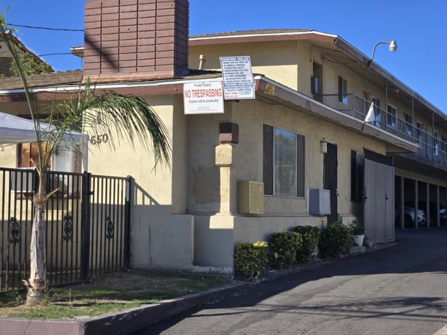 650 N Mountain View Ave in San Bernardino, CA - Foto de edificio - Building Photo