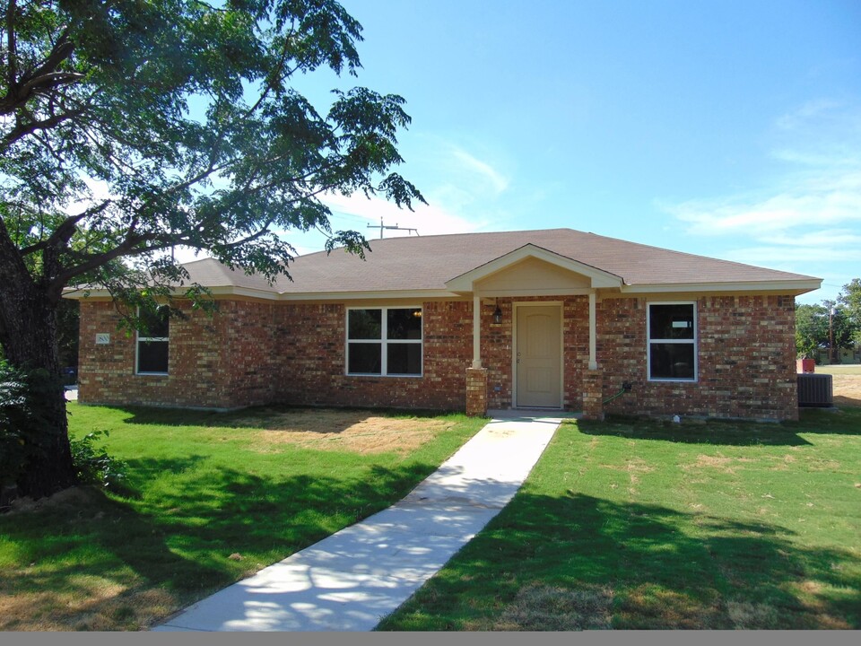 800 E Pecan St in Burnet, TX - Building Photo