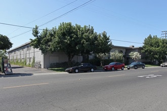 Courtyard Apartments in Stockton, CA - Foto de edificio - Building Photo