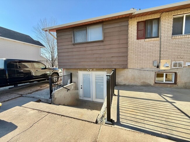 250 N 360 W in Clearfield, UT - Foto de edificio - Building Photo