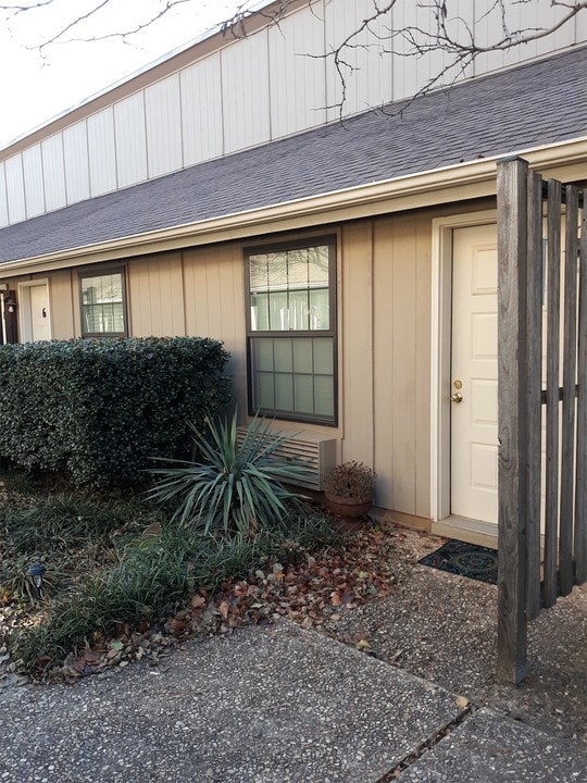 Iron Gate Apartments in Stillwater, OK - Building Photo