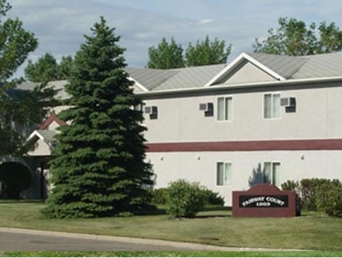 Fairway Court in Moorhead, MN - Building Photo