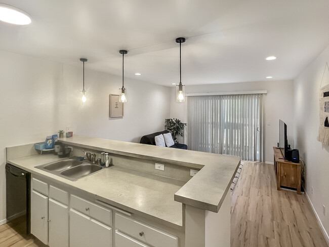 363 Newport Ave, Unit 107 in Long Beach, CA - Foto de edificio - Building Photo
