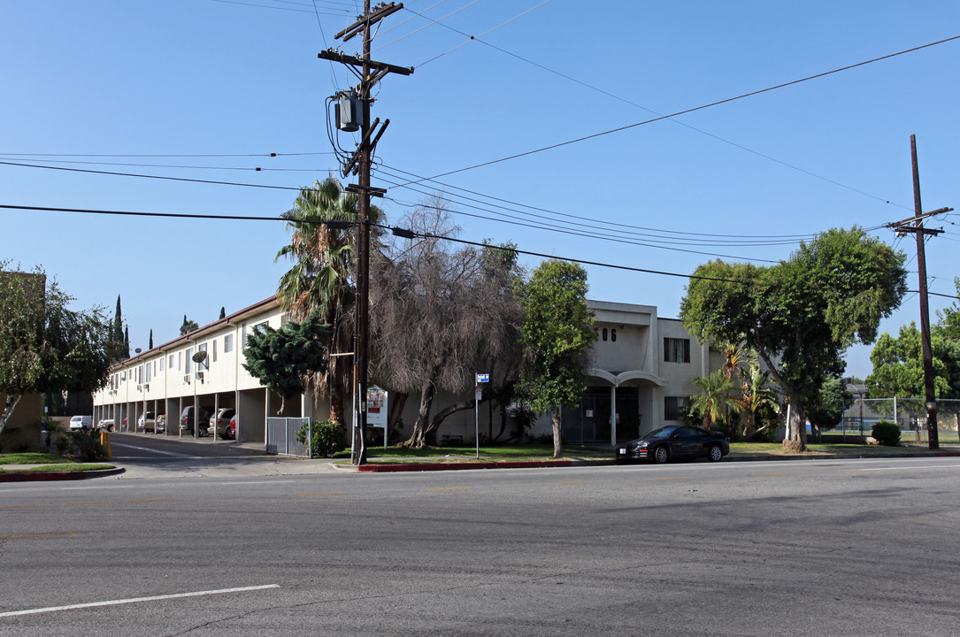 Roscoe Apartments in Winnetka, CA - Foto de edificio