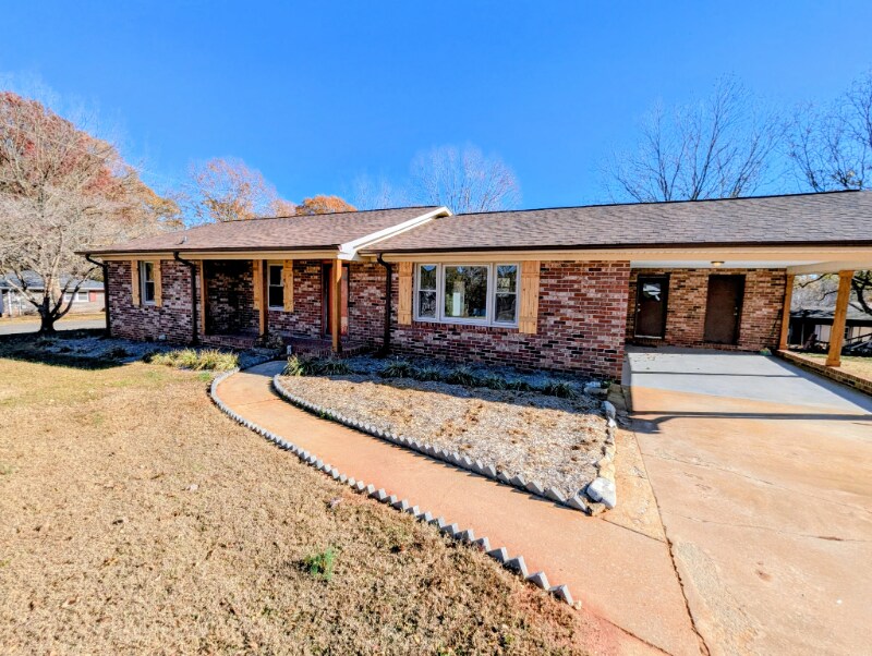 201 Acorn Dr in Greer, SC - Foto de edificio