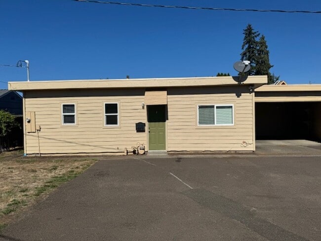 747.5 E Grant St in Lebanon, OR - Building Photo - Building Photo