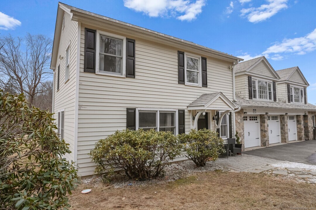 20 Fieldstone Dr in Easton, CT - Building Photo