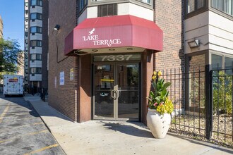Lake Terrace Condominiums in Chicago, IL - Building Photo - Building Photo