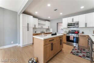 915 Melrose Dr in Las Vegas, NV - Building Photo