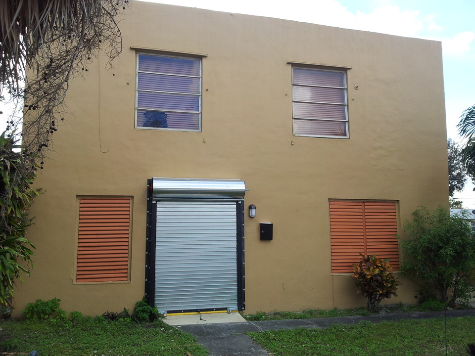 2240 Simms St in Hollywood, FL - Building Photo