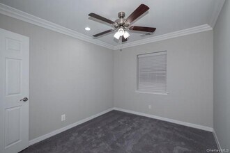 49 D Old Oak Ln in Levittown, NY - Building Photo - Building Photo