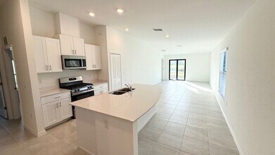 9069 Tequila Sunrise Dr in Sarasota, FL - Building Photo - Building Photo