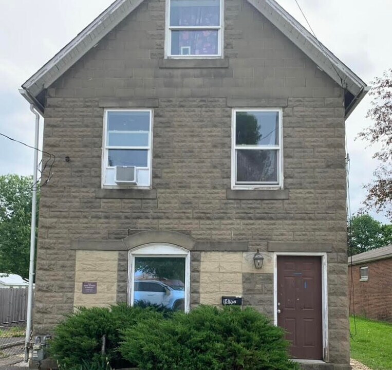143 Harris St in Lodi, OH - Building Photo