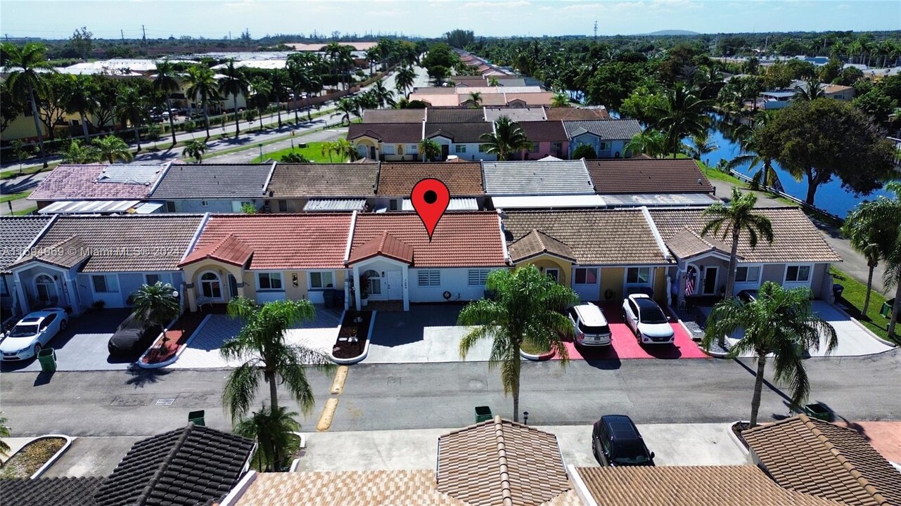 7684 NW 179th St in Hialeah, FL - Foto de edificio