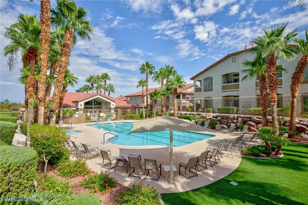 2305 W Horizon Ridge Pkwy in Henderson, NV - Foto de edificio