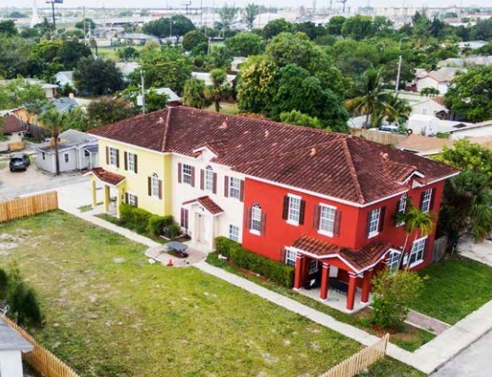 Lake Worth Boutique in Lake Worth, FL - Building Photo