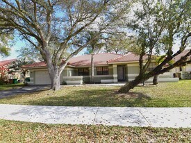 9152 Southern Orchard Rd N in Davie, FL - Building Photo