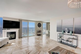 2425 Gulf of Mexico Dr in Longboat Key, FL - Foto de edificio - Building Photo