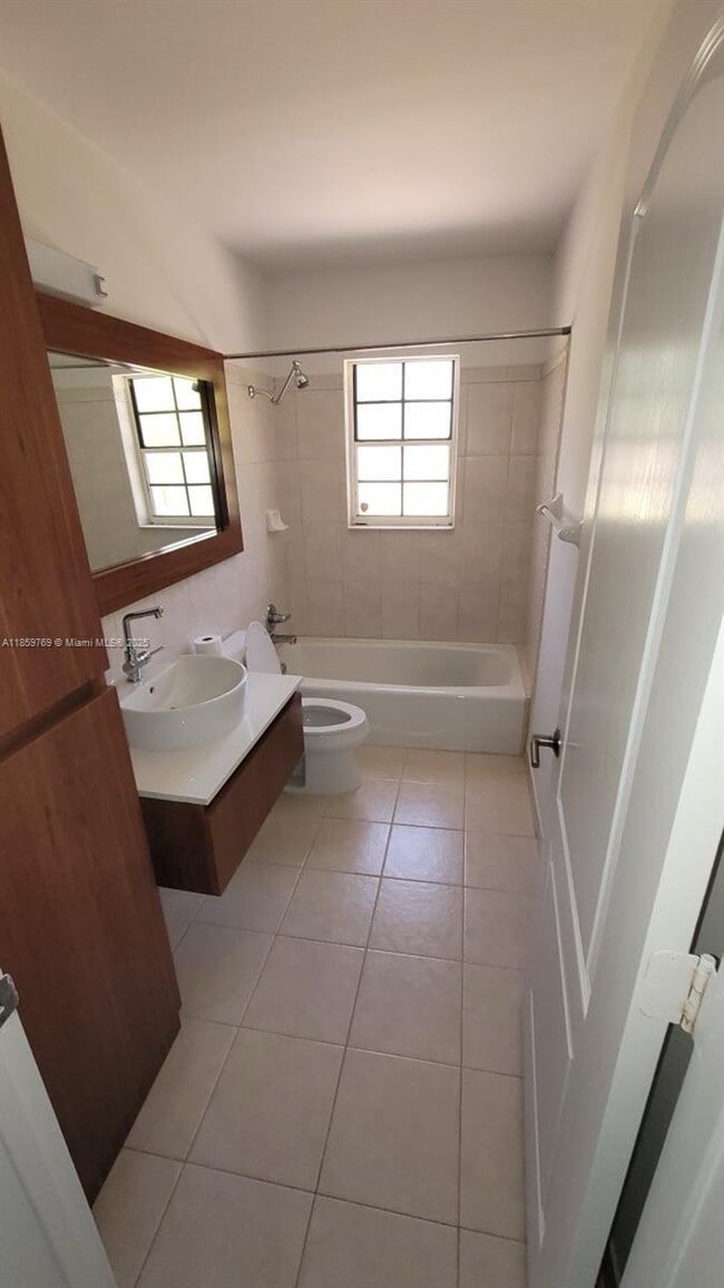 725 Westward Dr in Miami Springs, FL - Building Photo - Building Photo