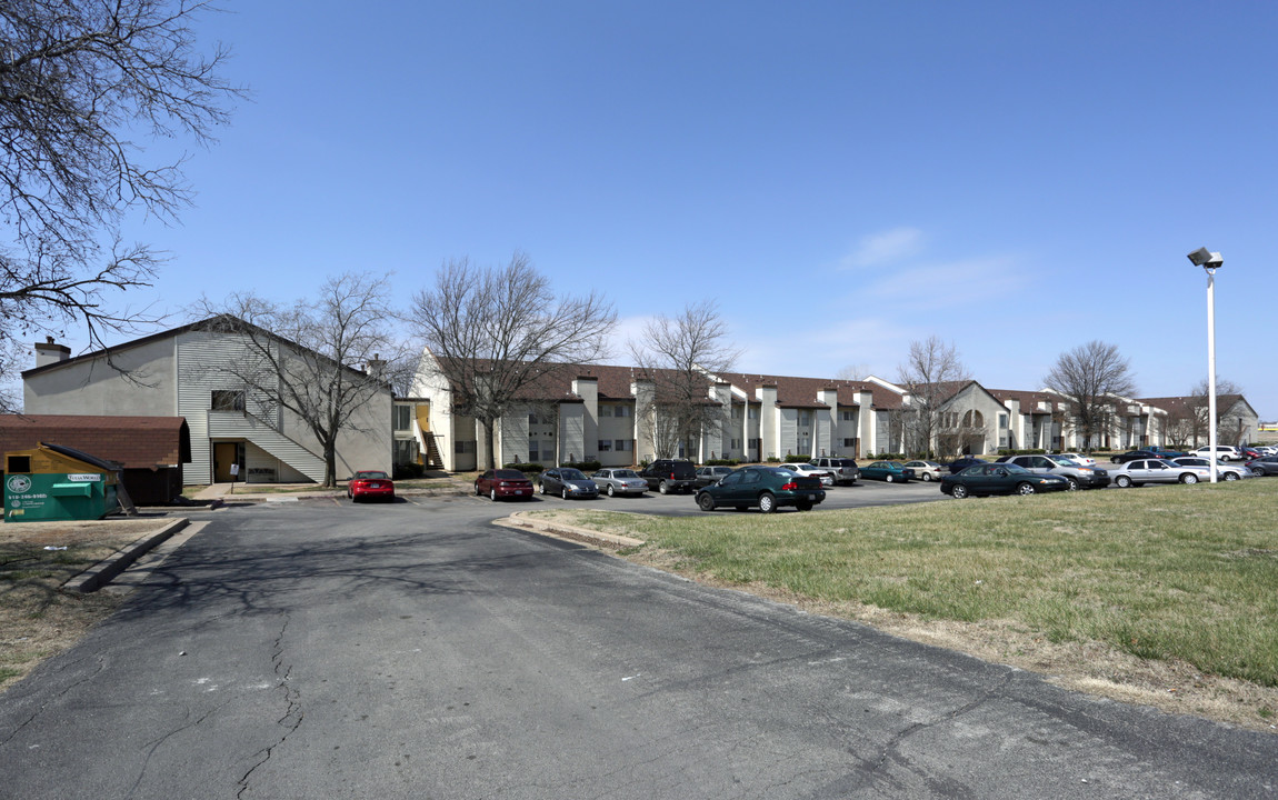 Quail Creek Villas in Tulsa, OK - Building Photo