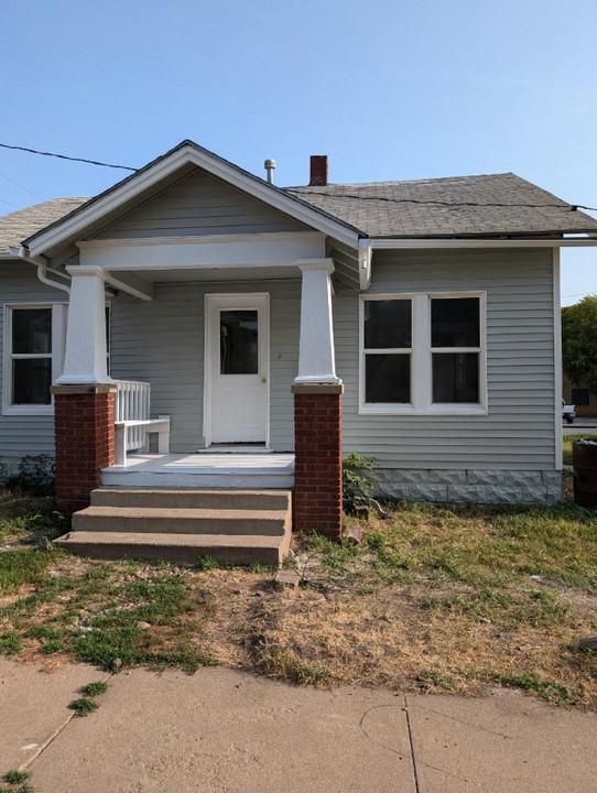 211 W 4th St in Wellington, KS - Building Photo