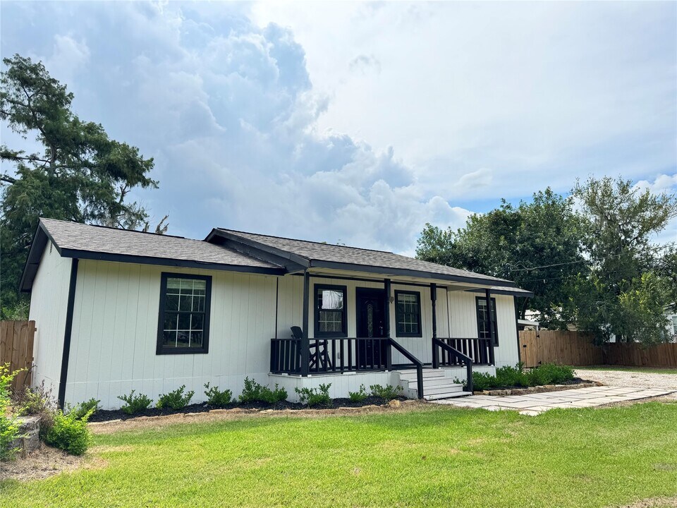 20162 County Rd 510P in Brazoria, TX - Building Photo
