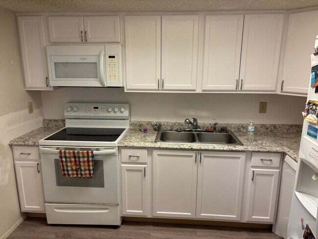 1552 SE Royal Green Cir in Port St. Lucie, FL - Building Photo - Building Photo