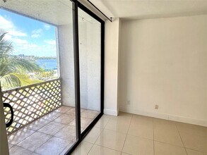 2935 NE 163rd St in North Miami Beach, FL - Building Photo - Building Photo
