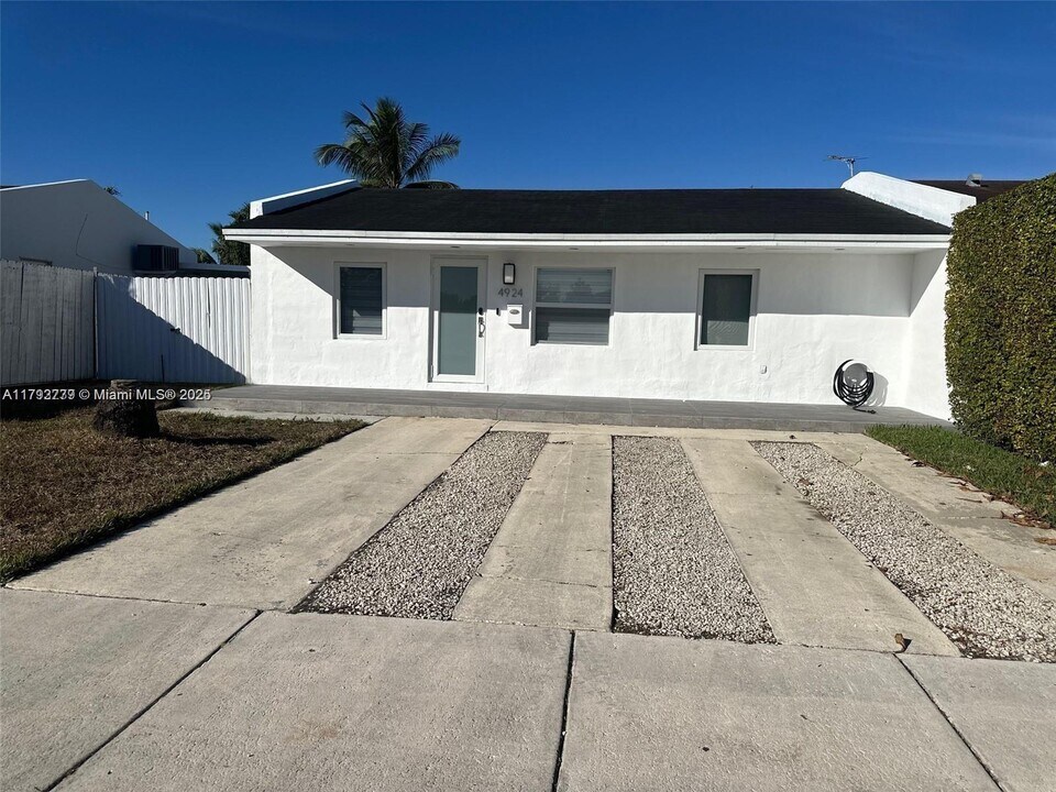 4924 SW 131st Ave in Miami, FL - Building Photo