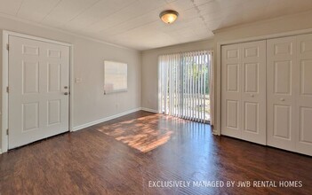 8944 Jackson Ave-Unit -2 in Jacksonville, FL - Foto de edificio - Building Photo