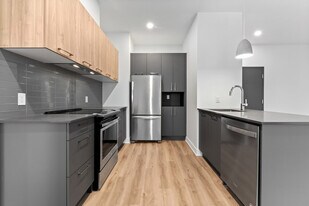 Evolution in Laval, QC - Building Photo