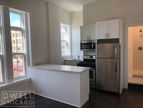 2362 N Clybourn Ave, Unit 2R in Chicago, IL - Building Photo - Building Photo