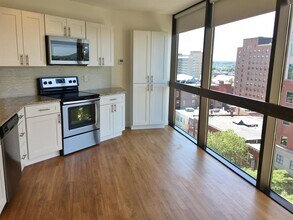 875 Elm St in Manchester, NH - Foto de edificio - Building Photo